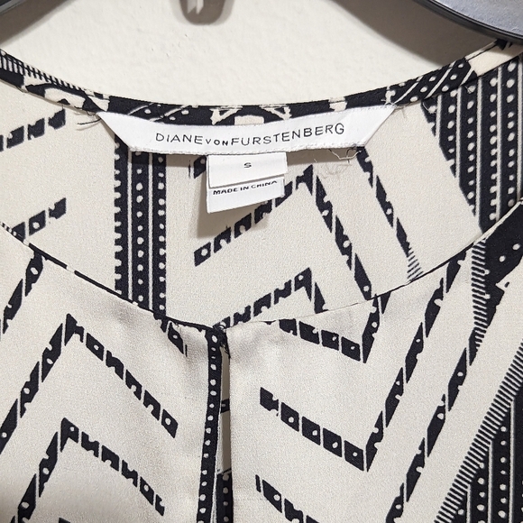 Diane von Furstenberg 'Maya' Print Stretch Silk Black and White Top - Picture 7 of 12
